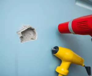 Jak naprawić wgniecenie w drzwiach wejściowych